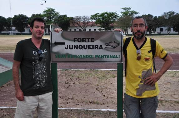 Os primos Junqueira chegam ao Forte Junqueira, em Corumbá, no Mato Grosso do Sul